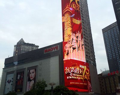 亞洲(zhōu)最(zuì)大(dà)户外(wài)LED屏霸气(qì)亮(liàng)相重(zhòng)慶觀音(yīn)橋(qiáo)茂業大(dà)廈