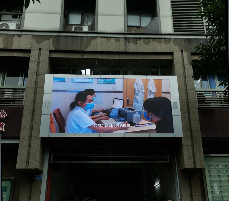 沙坪壩人民(mín)醫院(yuàn)室(shì)外(wài)LED顯示屏安(ān)裝(zhuāng)